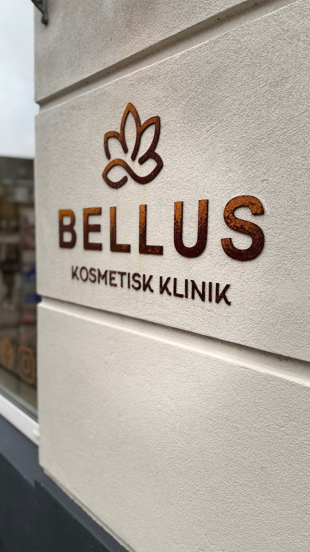 Outdoor sign for a cosmetic clinic